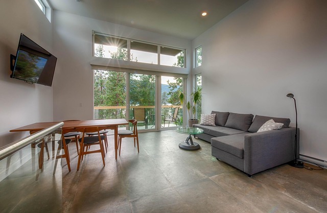 Modern 3 bedroom, 3 en suites, dog friendly loft in McKinley