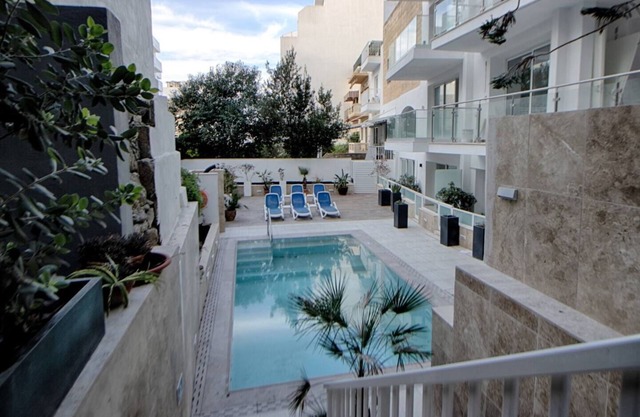 Modern 3-bedroom apartment in central Mellieħa 🌞. Sleeps 6, fully air-conditioned with Wi-Fi, Smart TV & lift access. Shops, restaurants & public transport just steps away 🌴.