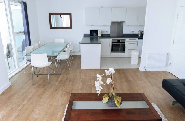 Modern 3 Bedroom Flat near O2 overlooking Thames