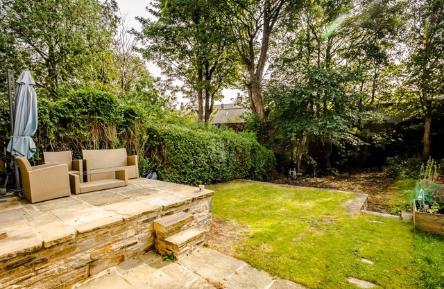 Modern 3 Bedroom Cottage 5 mins From Town centre