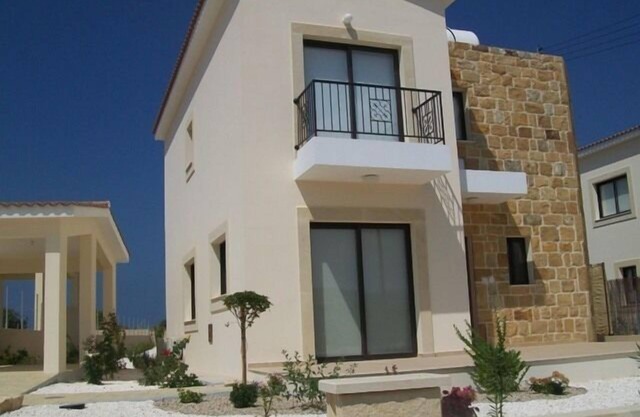 Modern 3 bedroom villa, pool and close to golf course