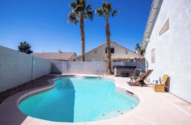 Modern 3 BR Home w/Hot Tub, Pool, Golf!