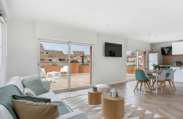 Modern 3-Room Apartment (New 2021), A/C, Large Terrace, WiFi, Parking, Linens & Cleaning Included