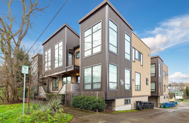 Modern 3-Story Townhome - Walkable Seattle Location