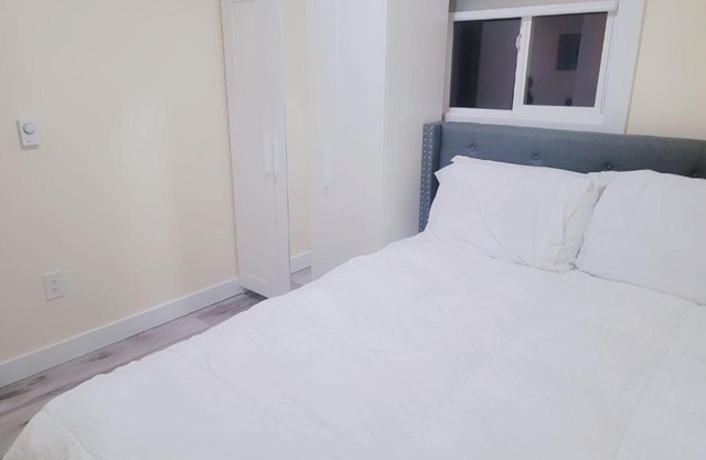 Modern 3Bed-1Bath (3 min from Bucci Park, Surrey)