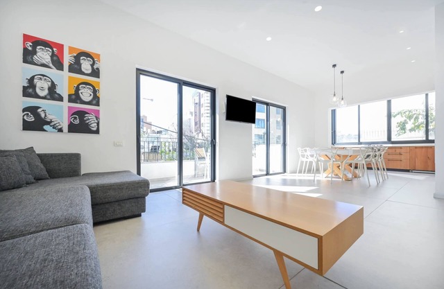 Modern 3BR Next to Gordon by HolyGuest