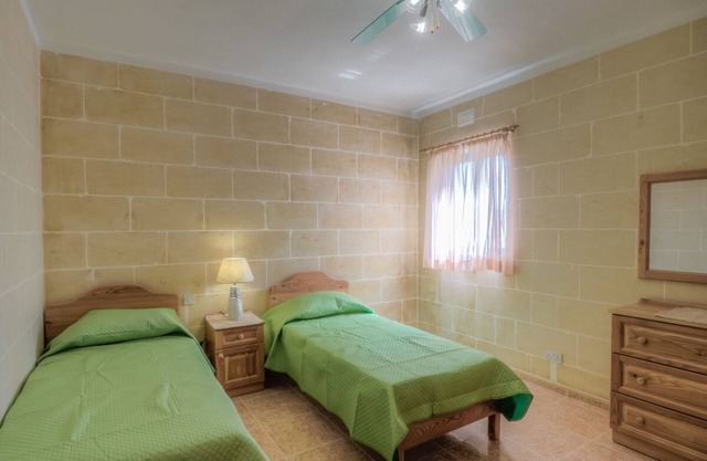 Modern 3rd floor penthouse + air conditioning in a perfect location in Victoria