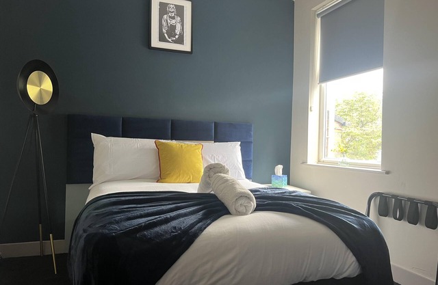Modern 4-Bed House with Free Parking