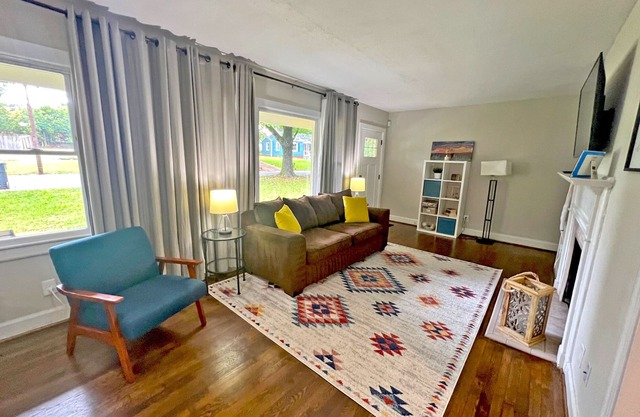 Modern 4BR Retreat - King Bed - Uptown - SouthEnd - Hosted by BKS