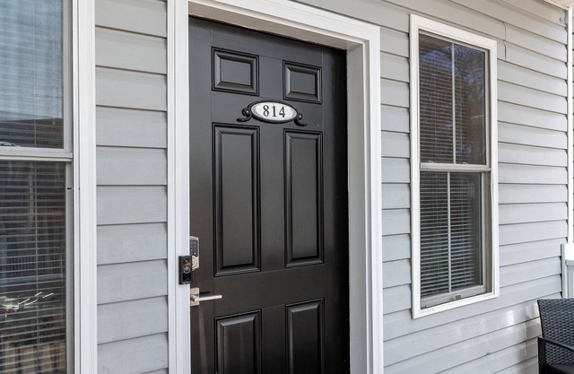 Modern 5 Bedroom City Retreat + Walkable + Private Baths + Large Groups