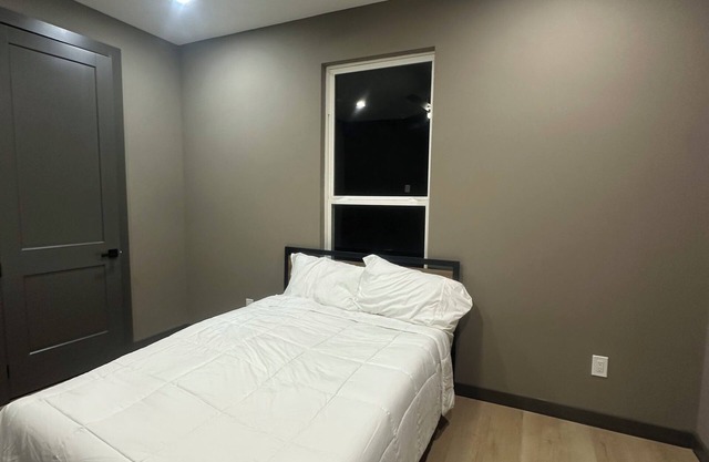 Modern 6-Bedroom Stay Near Downtown Dallas, Zoo, Bishop Arts & Fair Park.