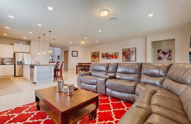 Modern 8 Bed 6 Bath House - Fully equipped home with pool, amenities & more