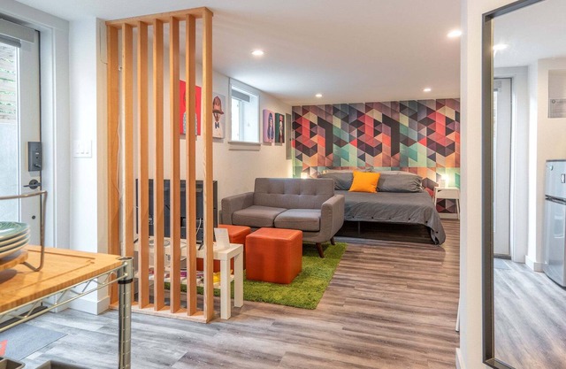 Modern Alberta Arts Studio with King Bed in Prime Location