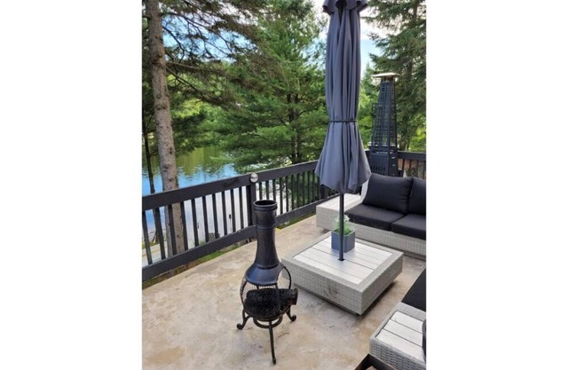 Modern and rustic chalet on the edge of a peaceful lake in Rawdon.