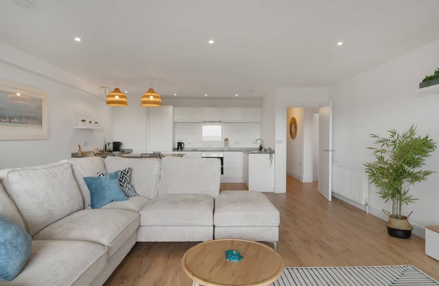 Modern Apartment, Balcony w/Sea Views & Parking