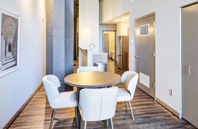 Modern Apartment in Prime Location (ID8437X65)