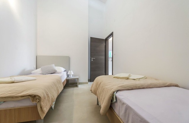 Modern apartment Noa II in Villa Valtrazza with pool in center of village Tar