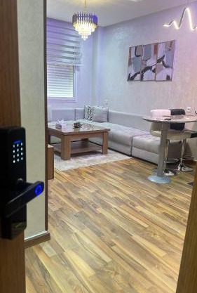 Modern Apartment Pool Service Airport Shuttle Easy Check-In Cozy Beds 7 Min from Marina