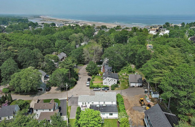 Modern apartment, steps to town center, restaurants and beach.