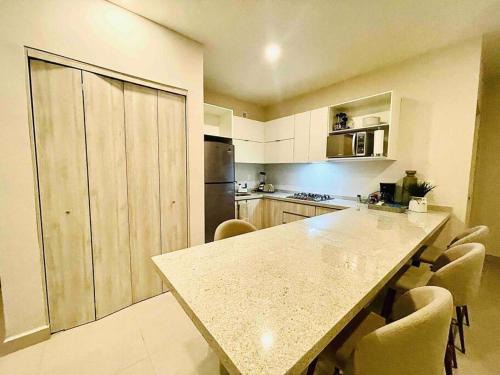 Modern Apartment with A/C, 5 min from Arena, BBQ