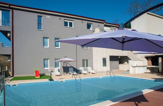 Modern Apartment with swimming pool