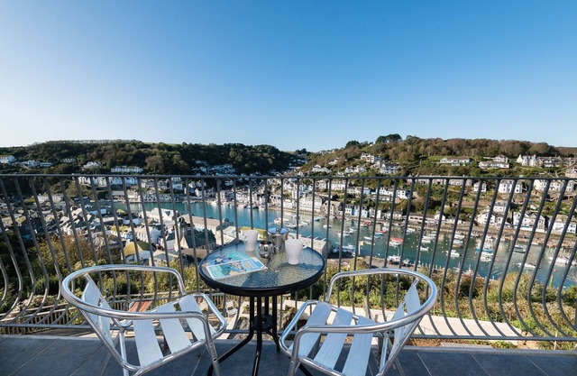 Modern apartment with stunning views over Looe harbour.