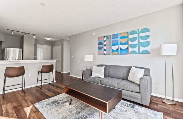 Modern Apt Near Downtown