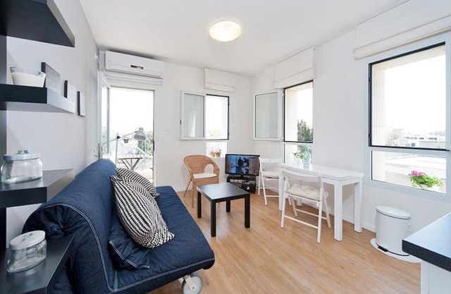 Modern Apt w/ Balcony Near The Beach by Sea N' Rent