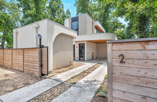 Modern Art House - Private Parking, Yard, & Grill