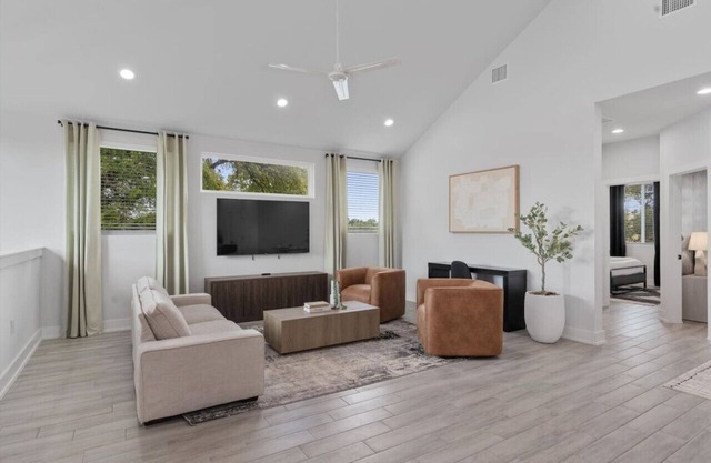 Modern Austin Townhouse with Balcony, Comfy Beds & Reserved Parking
