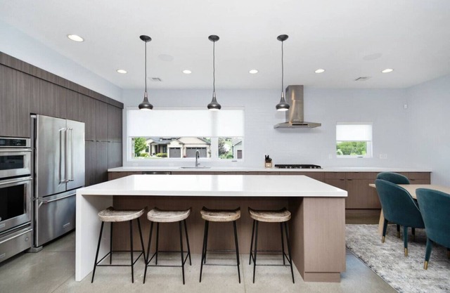 Modern Back 9 Retreat, Walk to Golf, Double Shower