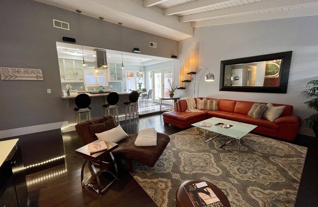 Modern Beach Bungalow, walk to beach, family and dog friendly