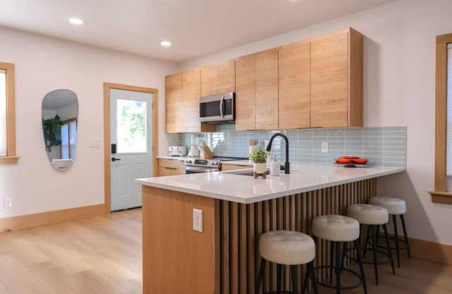 Modern bungalow in Old Towne Elkhorn,walk to dining & entertainment or enjoy private fenced yard