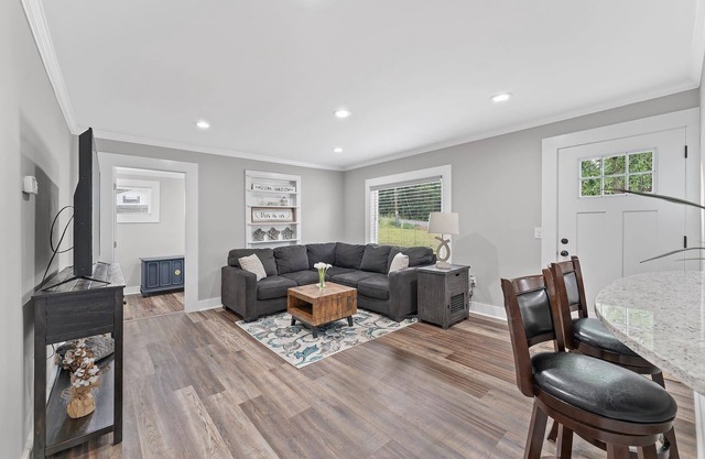 Modern bungalow. Lots of Parking. 10 min to Downtown Greenville. Pet Friendly.