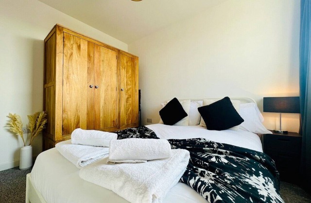 Modern Central Flat by Christchurch Park