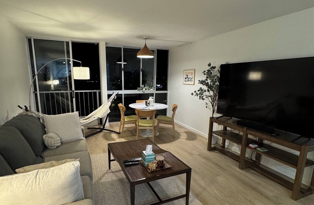 Modern Charm: Renovated 1BR, fast 600Mbps Wifi, W/D in unit, Stunning Views