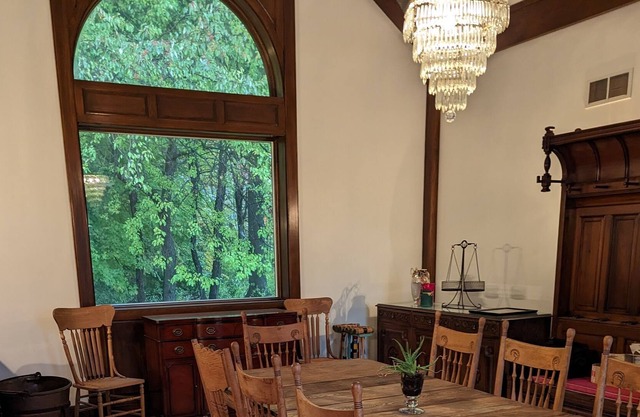 Modern Chateau: Pets OK, 15 min to City, Aurora, Orchard Park, Stadium GO BILLS!