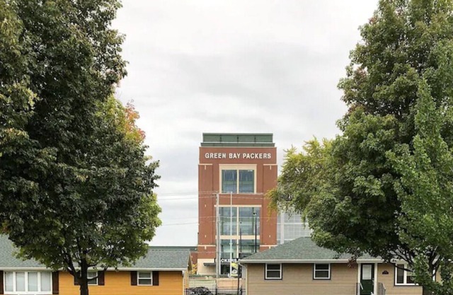 Modern & Clean with Awesome Lambeau View! 1218