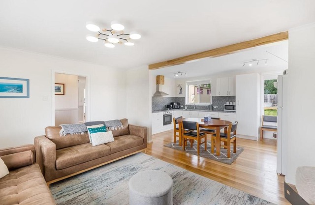 Modern Coastal Escape in Triabunna