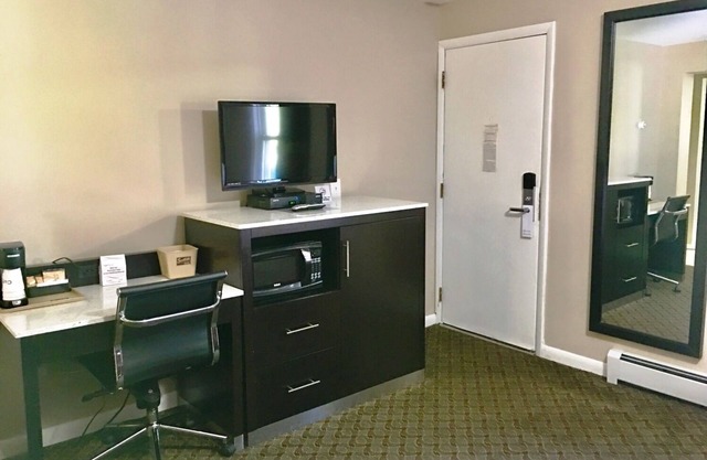 Modern Comfort in 2 Doubles, Scottish Inns, Family Stay, Near Pocono Mountains