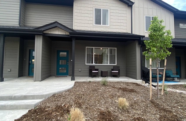 Modern Comforts: 3-Bedroom Townhome w/2 kid friendly community pools n