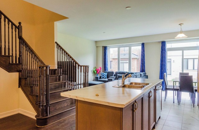 Modern Comforts: 4 Bedroom Family Home in Thorold | 20 Min to Falls