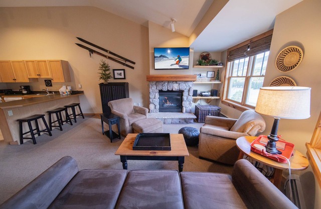 Modern Condo, Full Kitchen, River Run Village