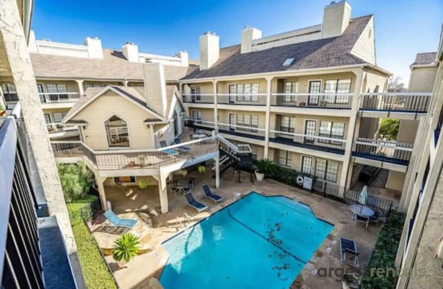 Modern Condo/Pool/balcony/Gated/Pets!