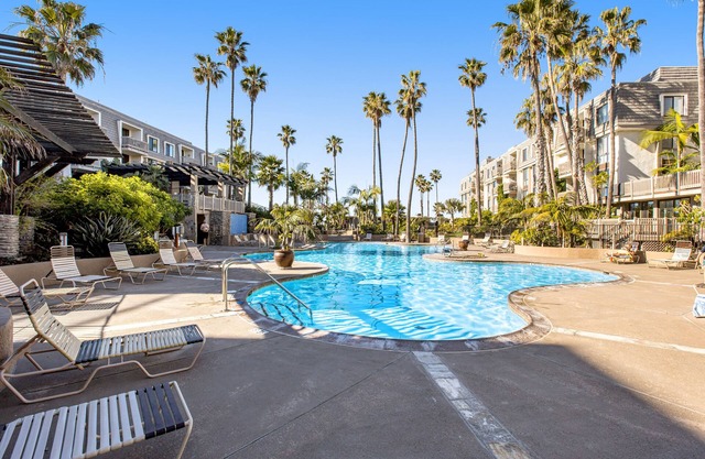 Modern condo with access to pool & hot tub in great location