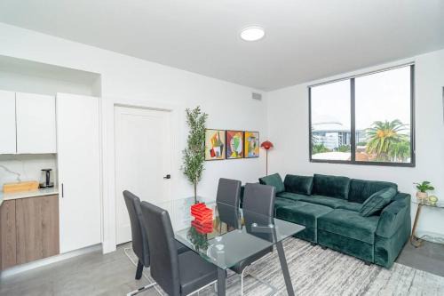 Modern Cozy 2BR Oasis with King Beds Near Marlins Park & Brickell