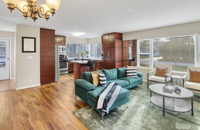 Modern Cozy Getaway + Pool Table