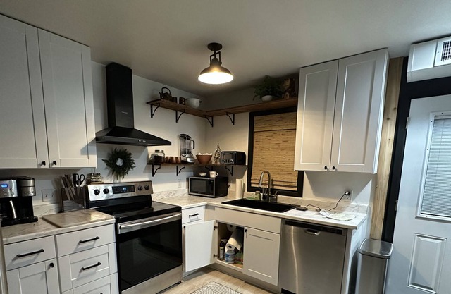 Modern & Cozy Quadna Mtn. Townhouse + Beach Access to Hill Lake!