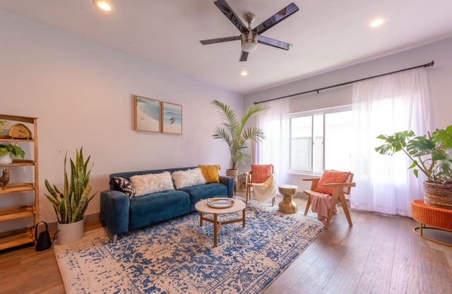 Modern & Cozy Spacious 1BR/1BA – 0.6 mi from the Beach