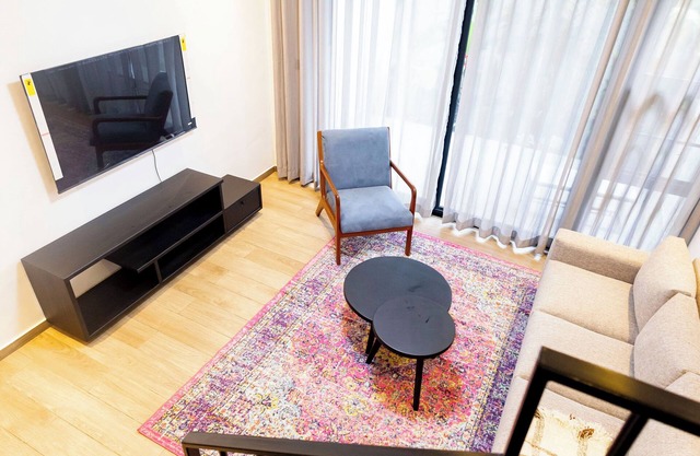 Modern & Cozy Two-Floor Getaway: Central Location!